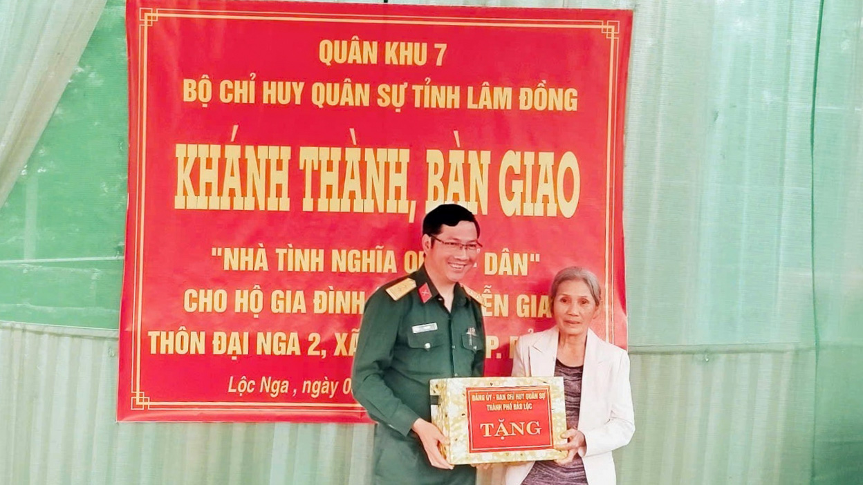 Đại diện lãnh đạo Ban Chỉ huy Quân sự TP Bảo Lộc tặng quà cho gia đình ông Nguyễn Giao nhân dịp về nhà mới