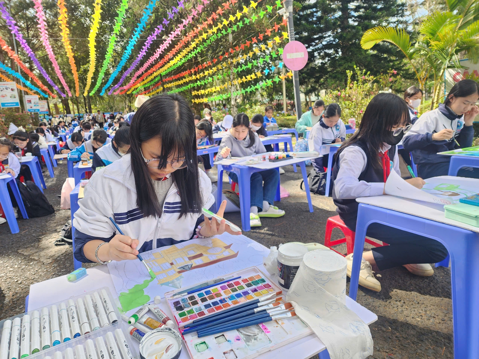 Học sinh khối trung học cơ sở tham gia phần thi vẽ tranh cá nhân