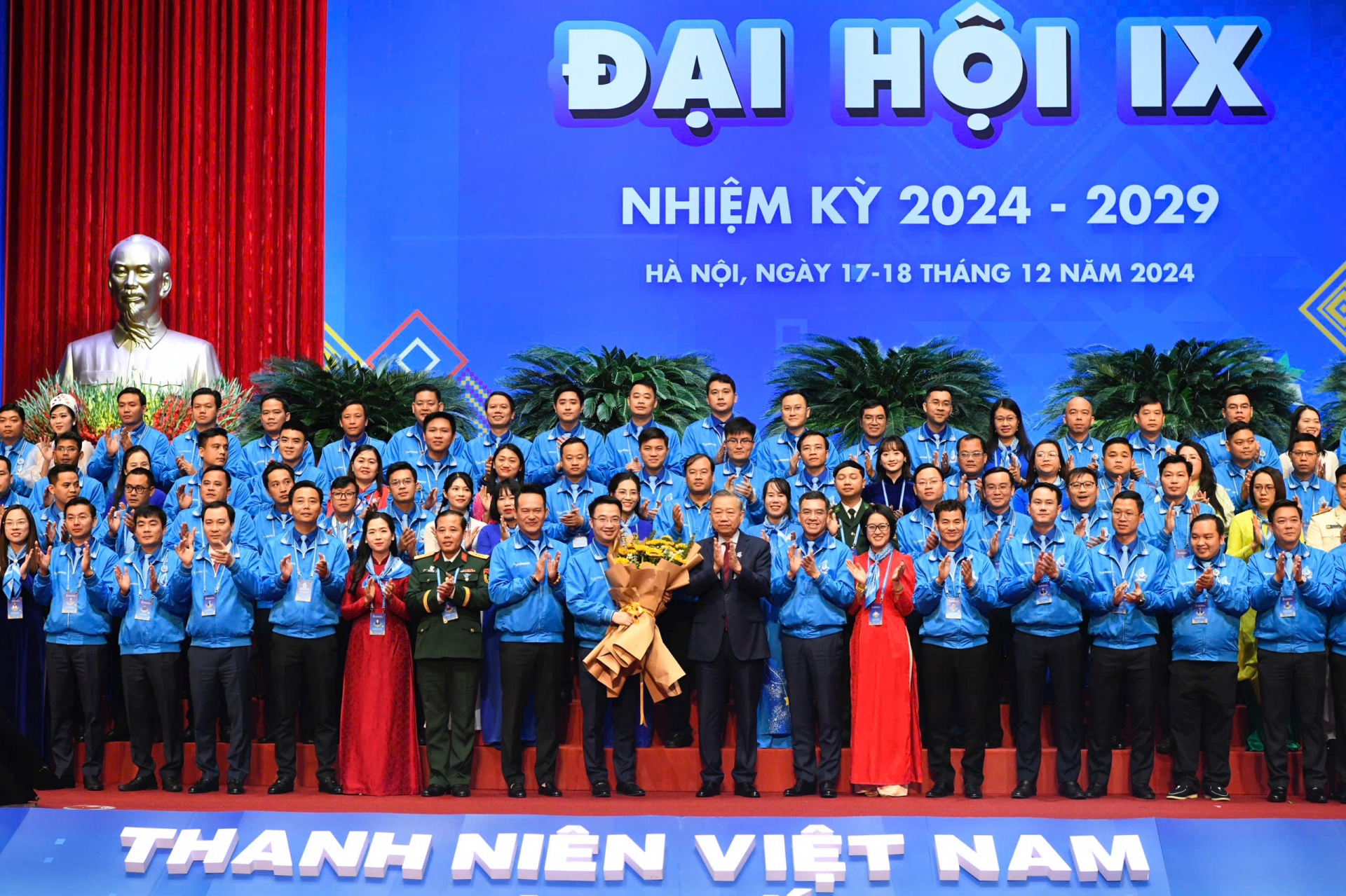 Tổng Bí thư Tô Lâm tặng hoa chúc mừng Ủy ban Trung ương Hội LHTN Việt Nam khóa IX, nhiệm kỳ 2024-2029  (Ảnh: Ban tổ chức)