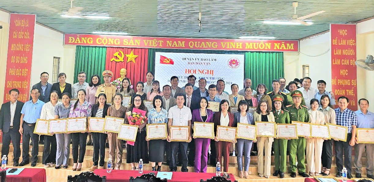 Khen thưởng các tập thể đạt thành tích xuất sắc trong thi đua dân vận khéo