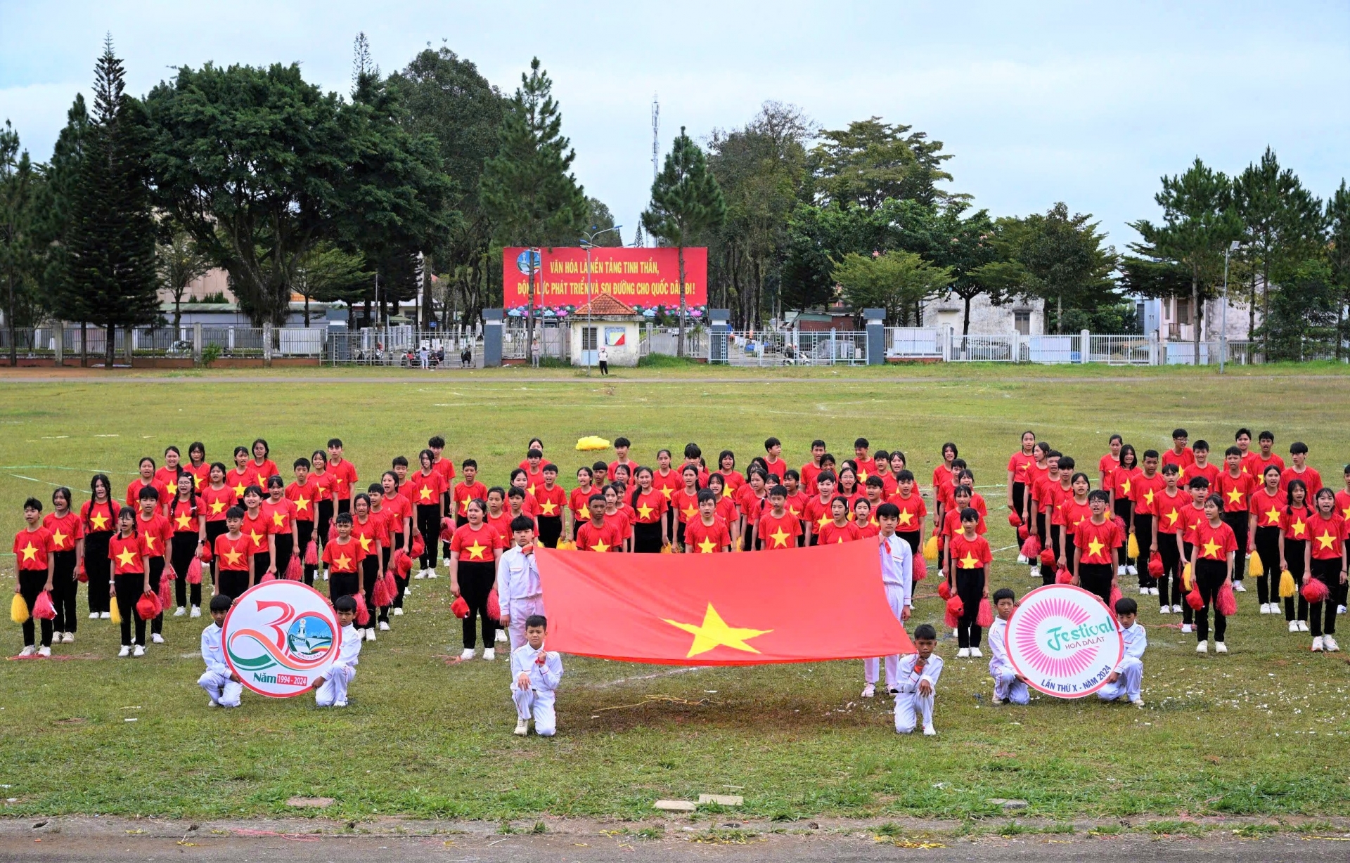 Đoàn viên, thanh niên, học sinh TP Bảo Lộc đồng diễn hát Quốc ca tại Hội thi