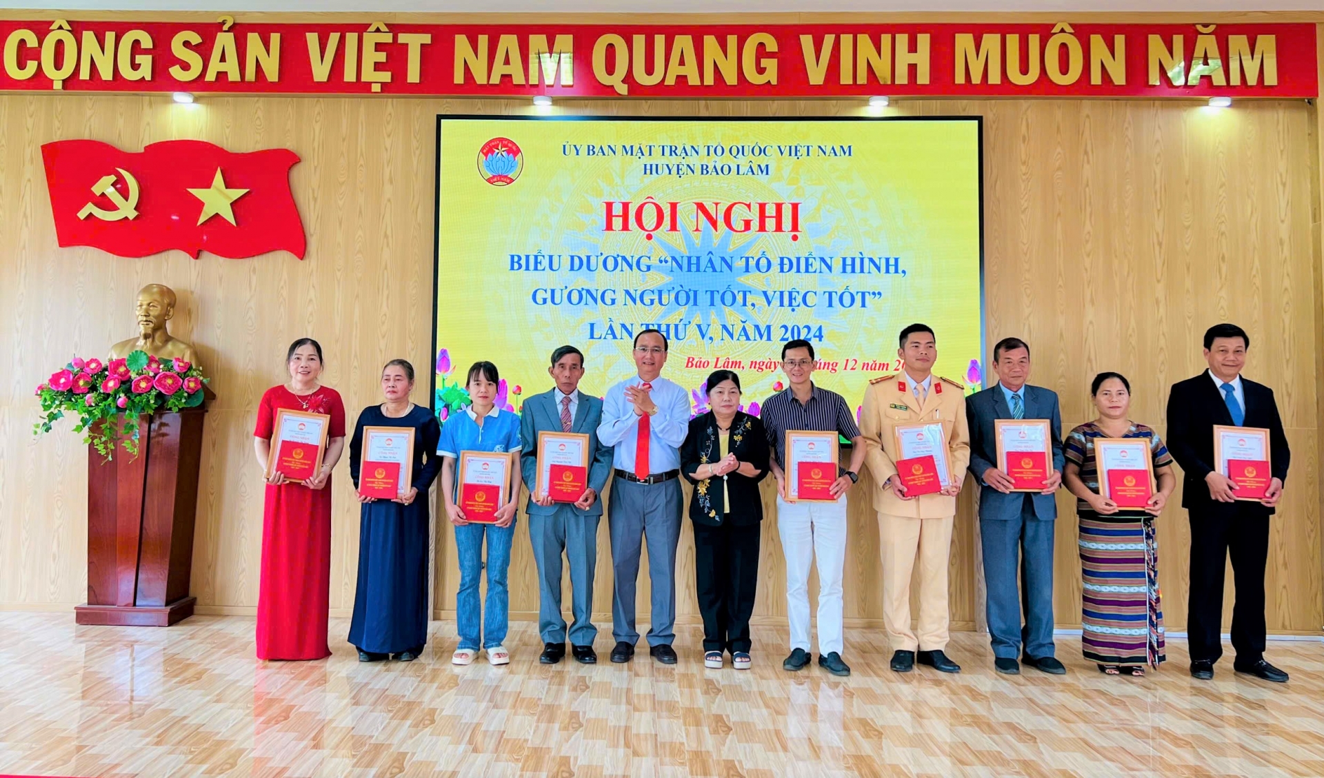 Đồng chí Bùi Xuân Quý - Chủ tịch Ủy ban MTTQ Việt Nam huyện Bảo Lâm Đồng chí KLình - Phó Bí thư Thường trực Huyện ủy, Chủ tịch HĐND huyện Bảo Lâm trao khen thưởng cho các nhân tố - tấm gương tiêu biểu