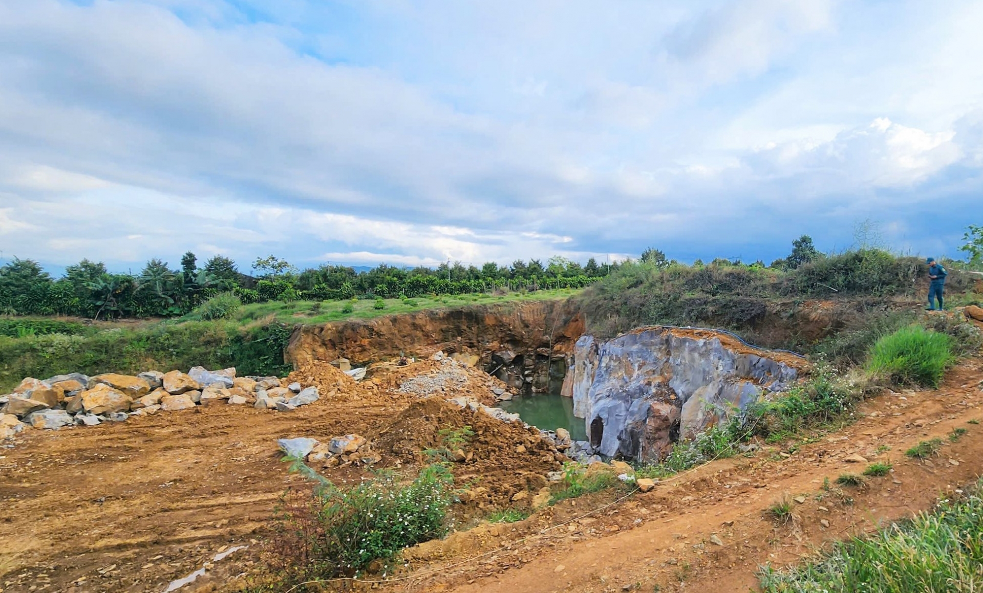 Hầm khai thác đá trái phép này có độ sâu trung bình khoảng 7 đến 8 mét