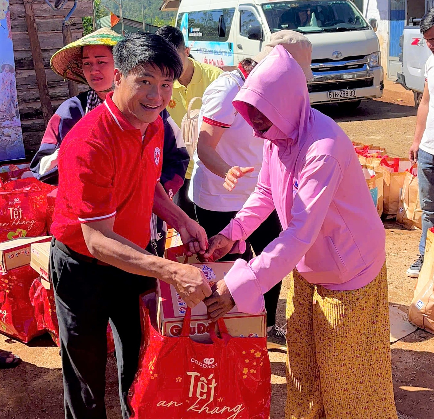 Ông Nguyễn Thành Tứ - Chủ tịch Hội Chữ thập đỏ TP Bảo Lộc trao tặng quà Tết cho bà con đồng bào dân tộc thiểu số xã Lộc Phú