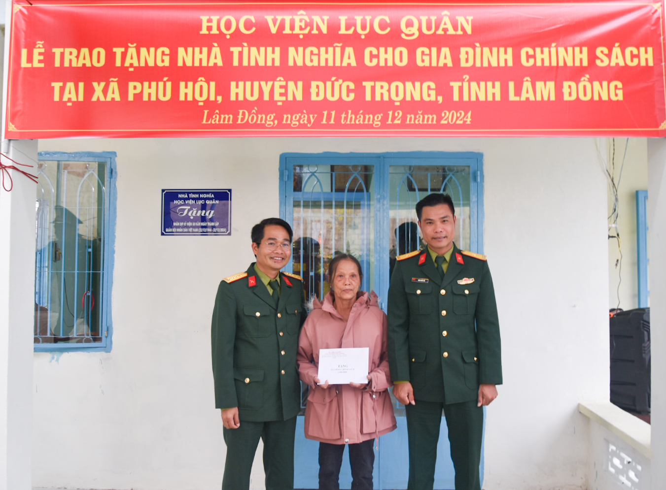 Chỉ huy Trung tâm Huấn luyện Dã ngoại Học viện tặng quà động viên gia đình 