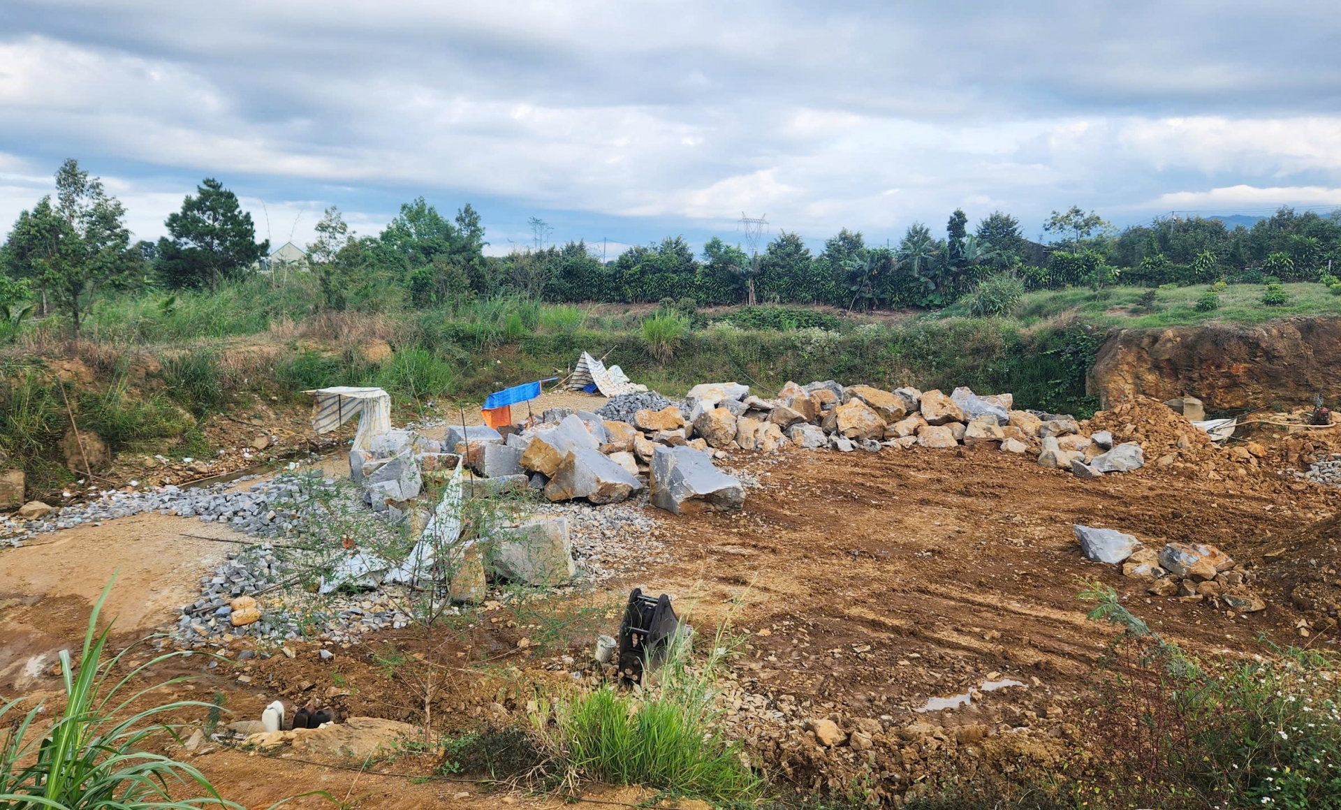 Lều bạt được những người khai thác đá dựng tạm bợ tại hầm khai thác đá, nơi xảy ra vụ nổ