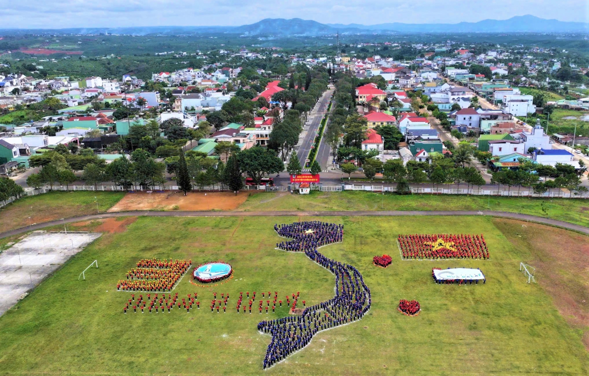 Hình ảnh bản đồ, Quốc kỳ Việt Nam được đoàn viên, thanh niên, học sinh huyện Bảo Lâm thể hiện qua tiết mục xếp hình nghệ thuật đặc sắc