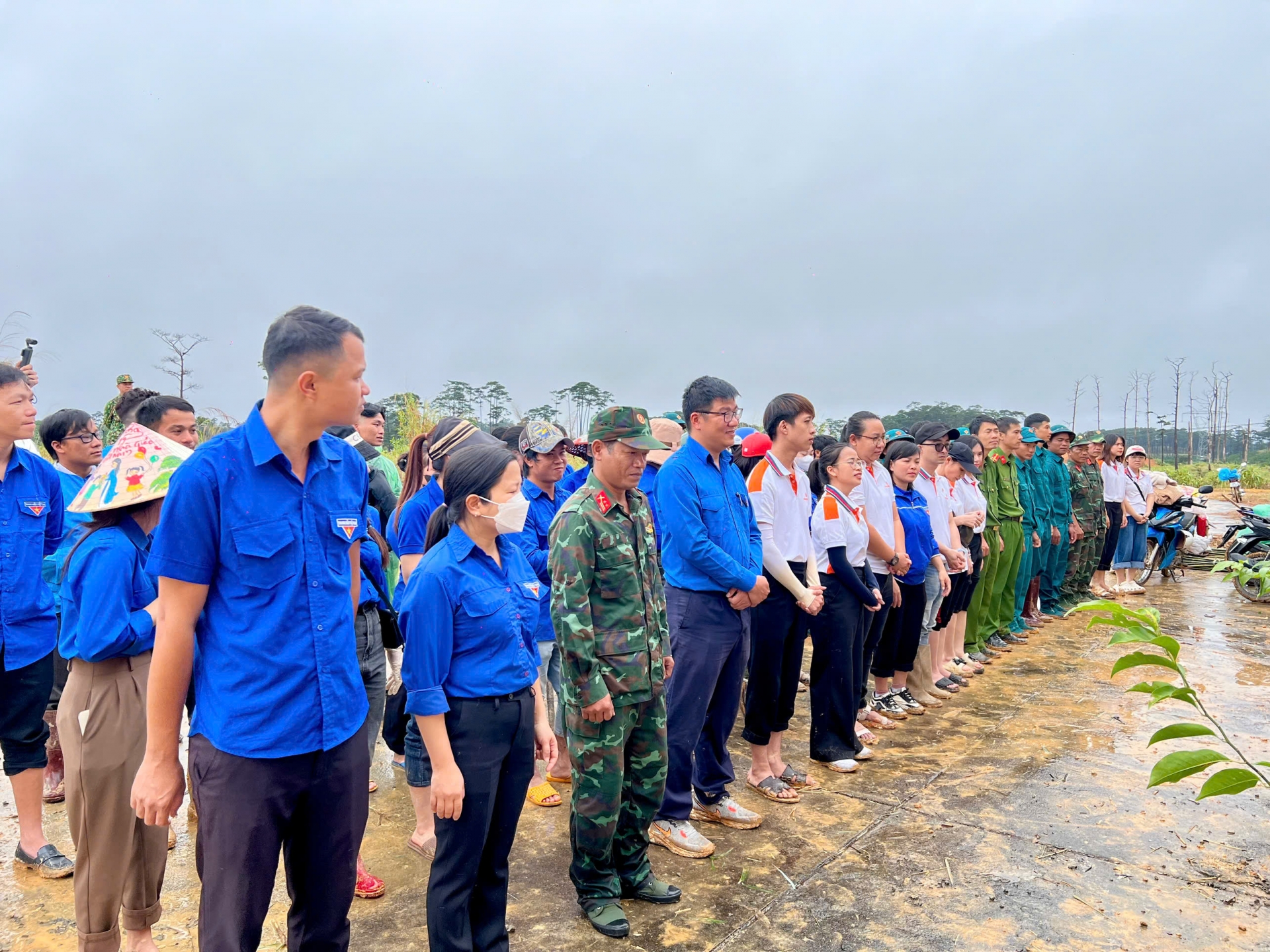 Đông đảo đoàn viên, thanh niên xã Phi Liêng tham gia chương trình trồng cây