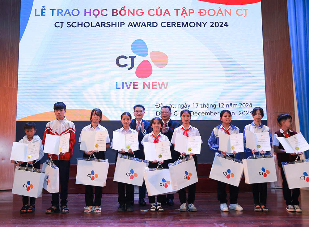 Lãnh đạo tỉnh Lâm Đồng và đại diện Tập đoàn CJ trao học bổng cho học sinh, sinh viên nghèo học giỏi Lâm Đồng năm 2024.