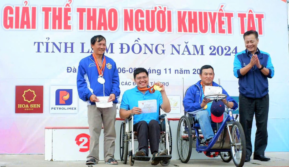 Anh Lê Văn Trung tham gia thi đấu và giành huy chương 
tại Đại hội Thể dục Thể thao Người khuyết tật tỉnh Lâm Đồng