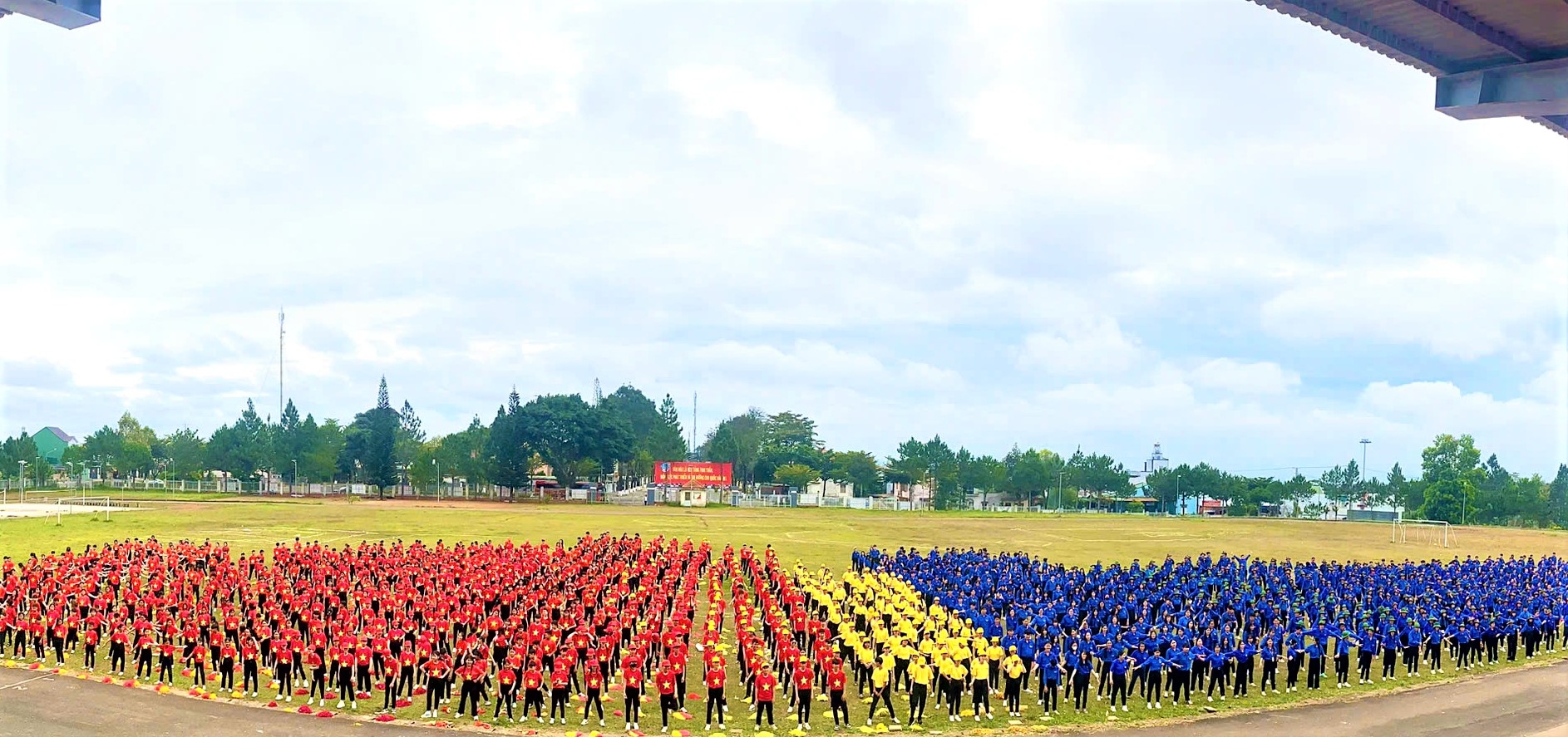 Đoàn viên, thanh niên, học sinh huyện Bảo Lâm đồng diễn xếp hình nghệ thuật chào mừng Festival Hoa Đà Lạt lần thứ X và kỷ niệm 30 năm thành lập huyện