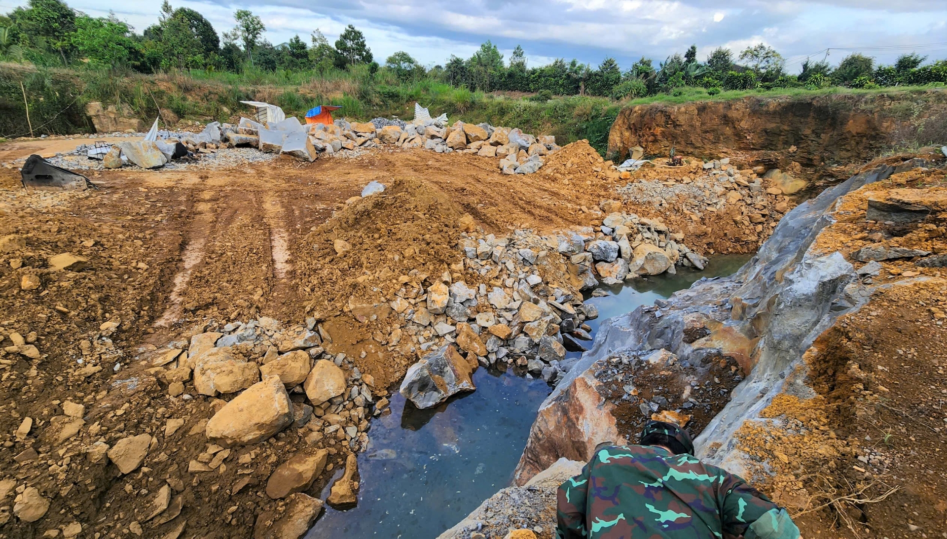 Ghi nhận cho thấy, hầm khai thác đá nơi xảy ra vụ nổ làm 1 người bị thương nặng có diện tích rộng hơn 1.000 mét vuông