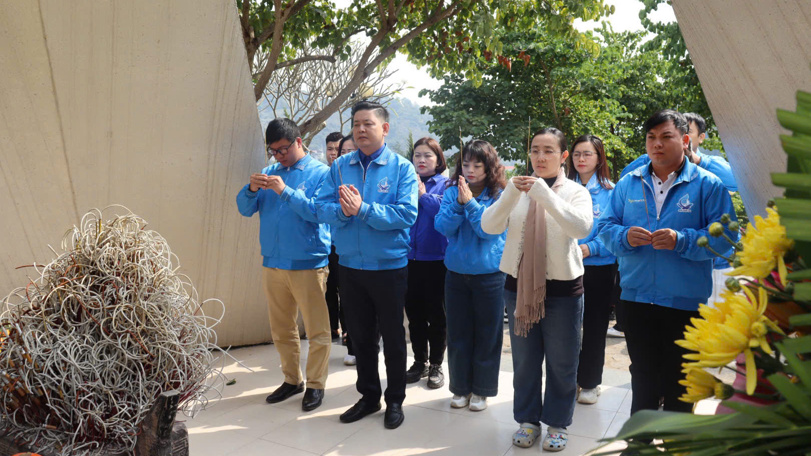 Đoàn công tác dâng hương tại các địa chỉ đỏ tại huyện Mường Châu