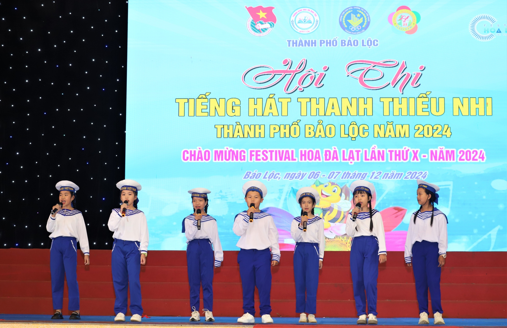 Các em học sinh tham dự phần thi tứ - tốp ca