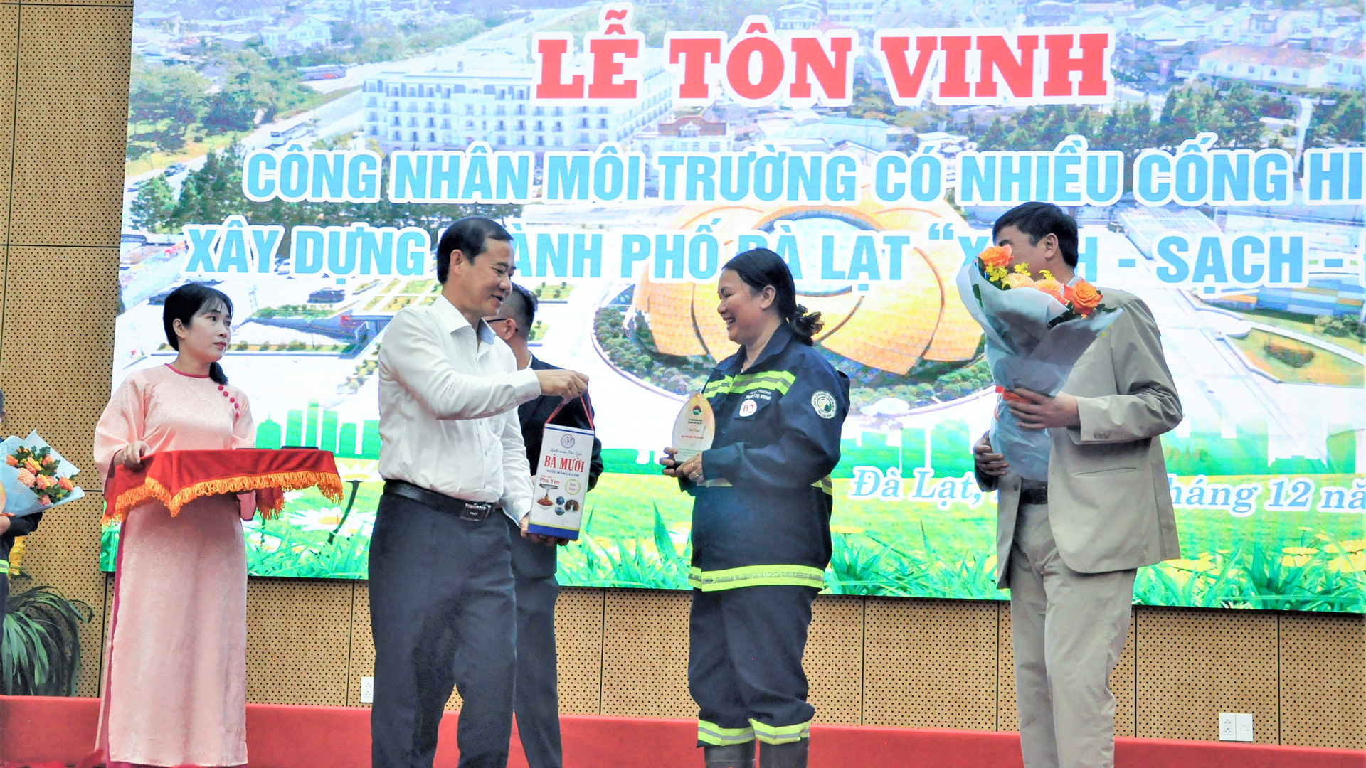 Quyền Bí thư Tỉnh ủy Nguyễn Thái Học dự Lễ tôn vinh công nhân vệ sinh môi trường Đà Lạt