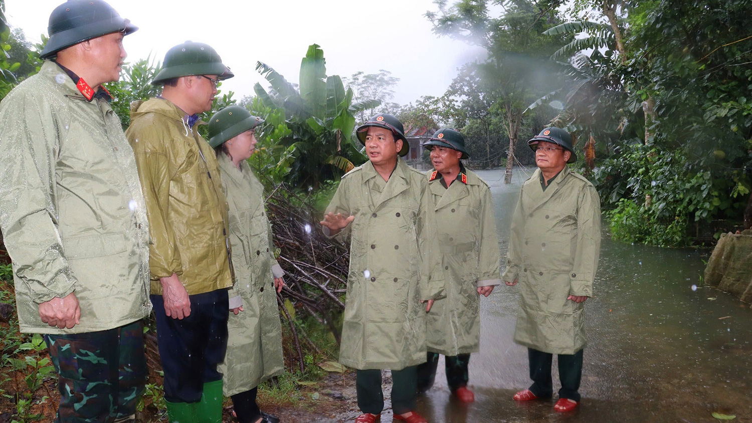 Thượng tướng Trịnh Văn Quyết, Bí thư Trung ương Đảng, Ủy viên Thường vụ Quân ủy Trung ương, Chủ nhiệm Tổng cục Chính trị kiểm tra công tác cứu hộ, cứu nạn tại vùng lũ ở tỉnh Tuyên Quang