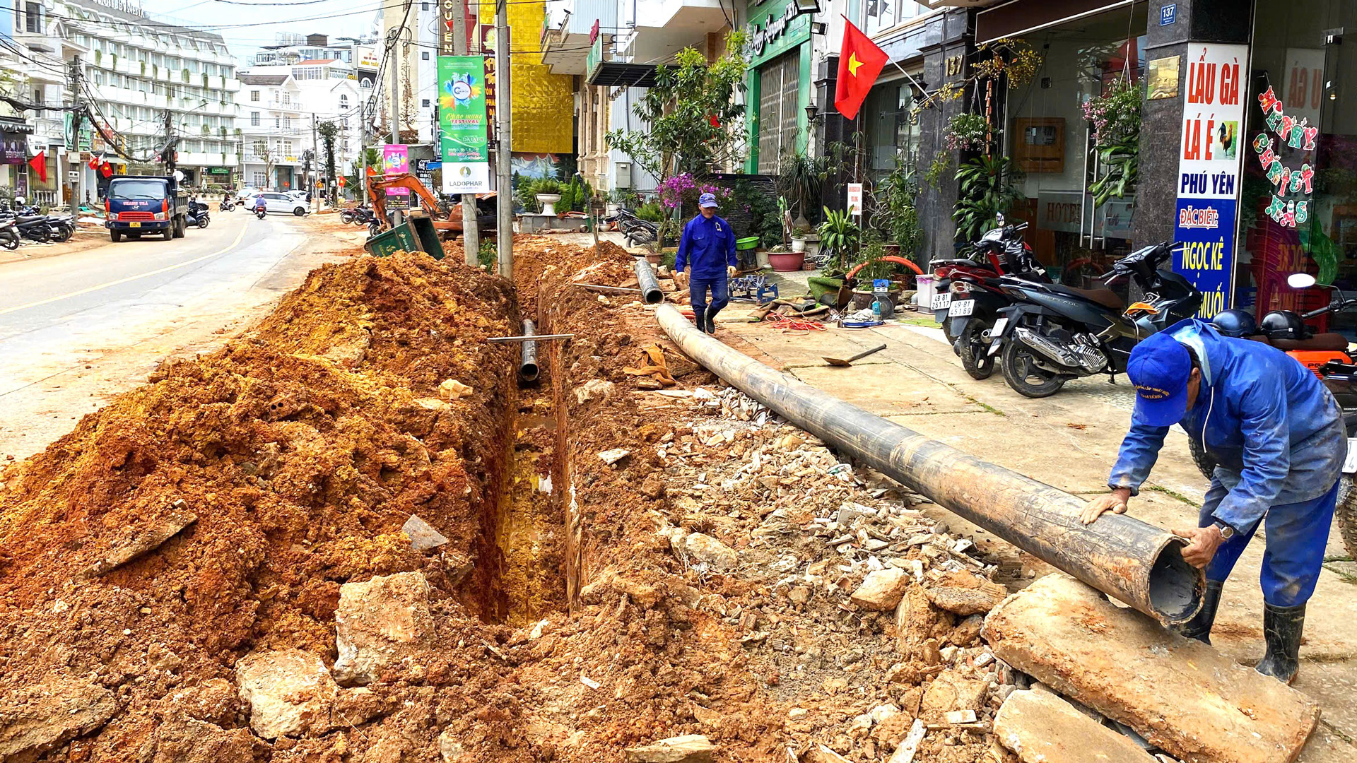 Đường Bùi Thị Xuân trong khu vực trung tâm thành phố với nhiều khách sạn đang được thi công 
nâng cấp, mở rộng