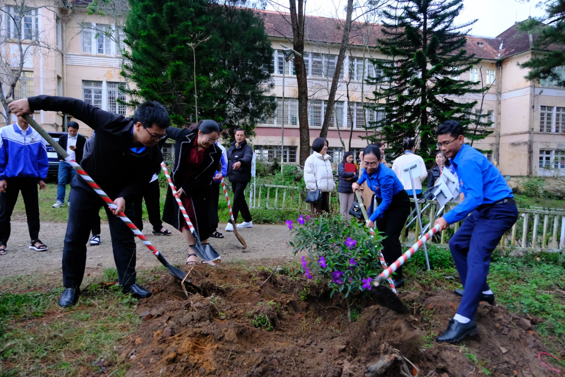 Các đại biểu trồng cây lưu niệm trong khuôn viên Trường Trường Phổ thông Dân tộc nội trú THCS và THPT tỉnh Lâm Đồng