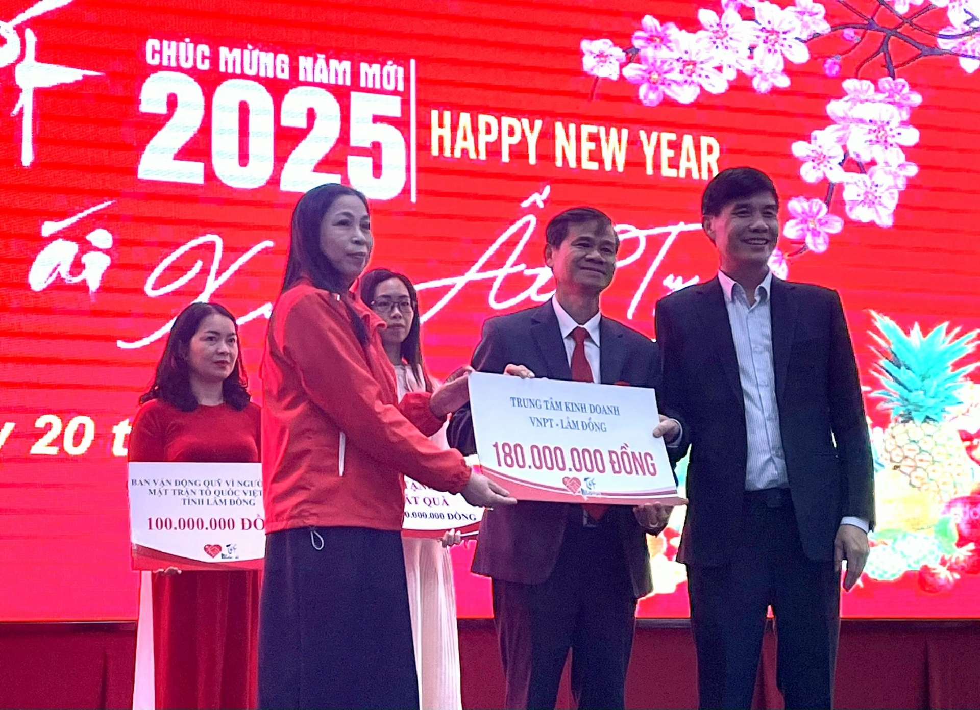 Trung tâm Kinh doanh VNPT Lâm Đồng ủng hộ phong trào Tết Nhân ái 2025