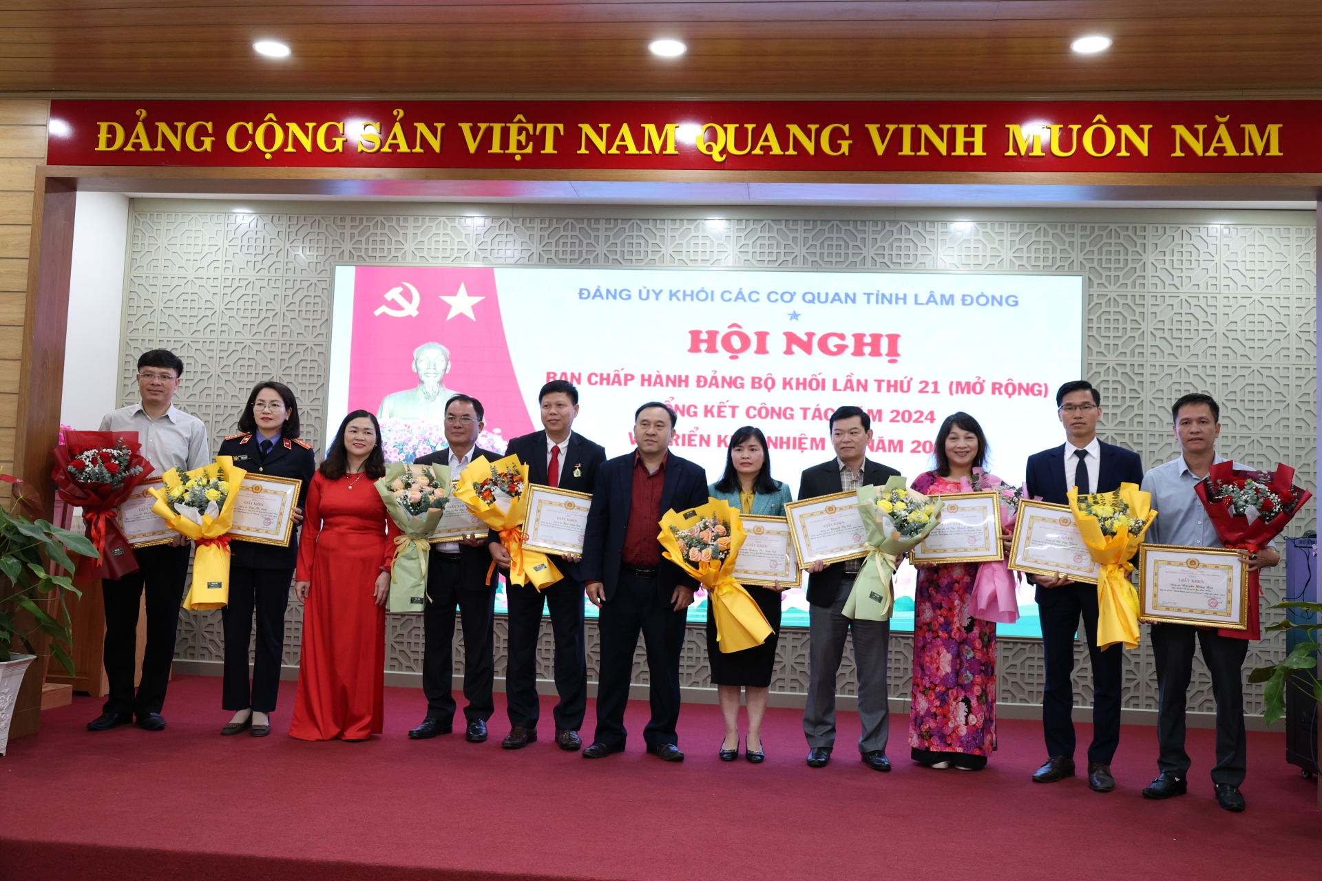 tặng giấy khen cho 9 đảng viên đạt tiêu chuẩn “Đảng viên hoàn thành xuất sắc nhiệm vụ” 5 năm liền, từ năm 2020 – 2024. 