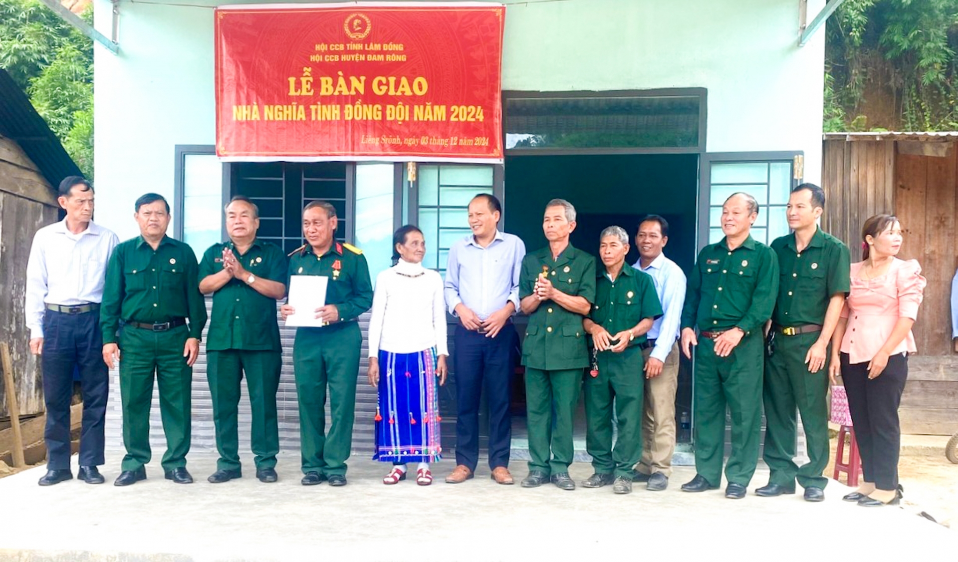 Bàn giao nhà “Nghĩa tình đồng đội” cho CCB Y Par