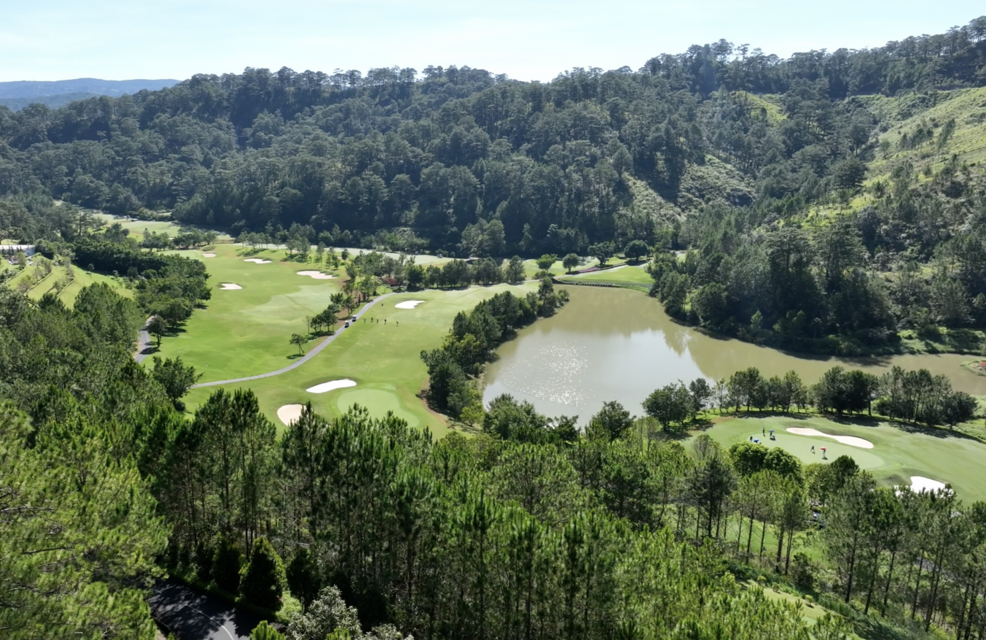 Sam Tuyền Lâm là sân Golf có phong cảnh thiên nhiên yên bình, xanh mát và hệ sinh thái đa dạng với rừng, núi, hồ, suối,... 