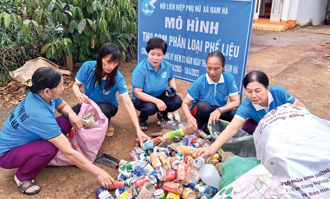 Phụ nữ Nam Hà học tập và làm theo Bác