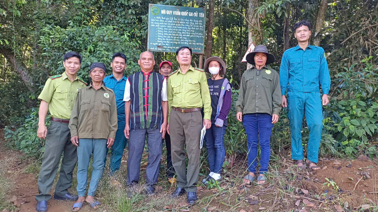 'Các lực lượng chức năng cùng người dân xã Đồng Nai Thượng 
trong một chuyến tuần tra, bảo vệ rừng'