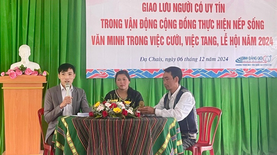 Lạc Dương: Giao lưu người có uy tín trong vận động cộng đồng thực hiện nếp sống văn minh