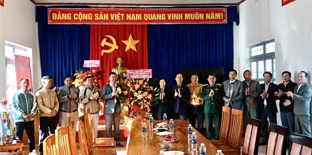 Bí thư Huyện uỷ Trần Thị Chúc Quỳnh thăm, chúc mừng các cơ sở tôn giáo tại thị trấn Lạc Dương 