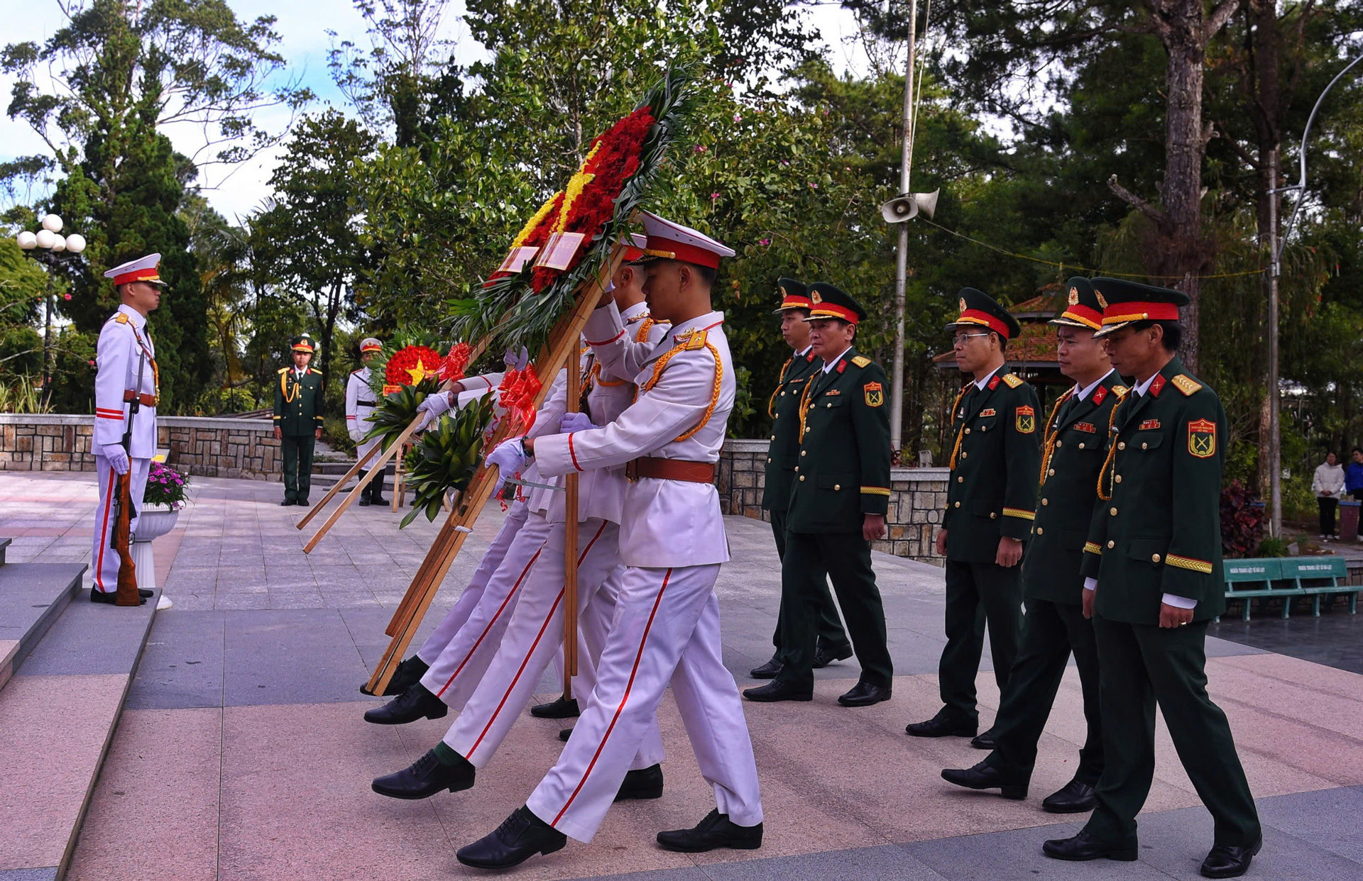 Các đại biểu dâng hoa và thắp hương trên lễ đài