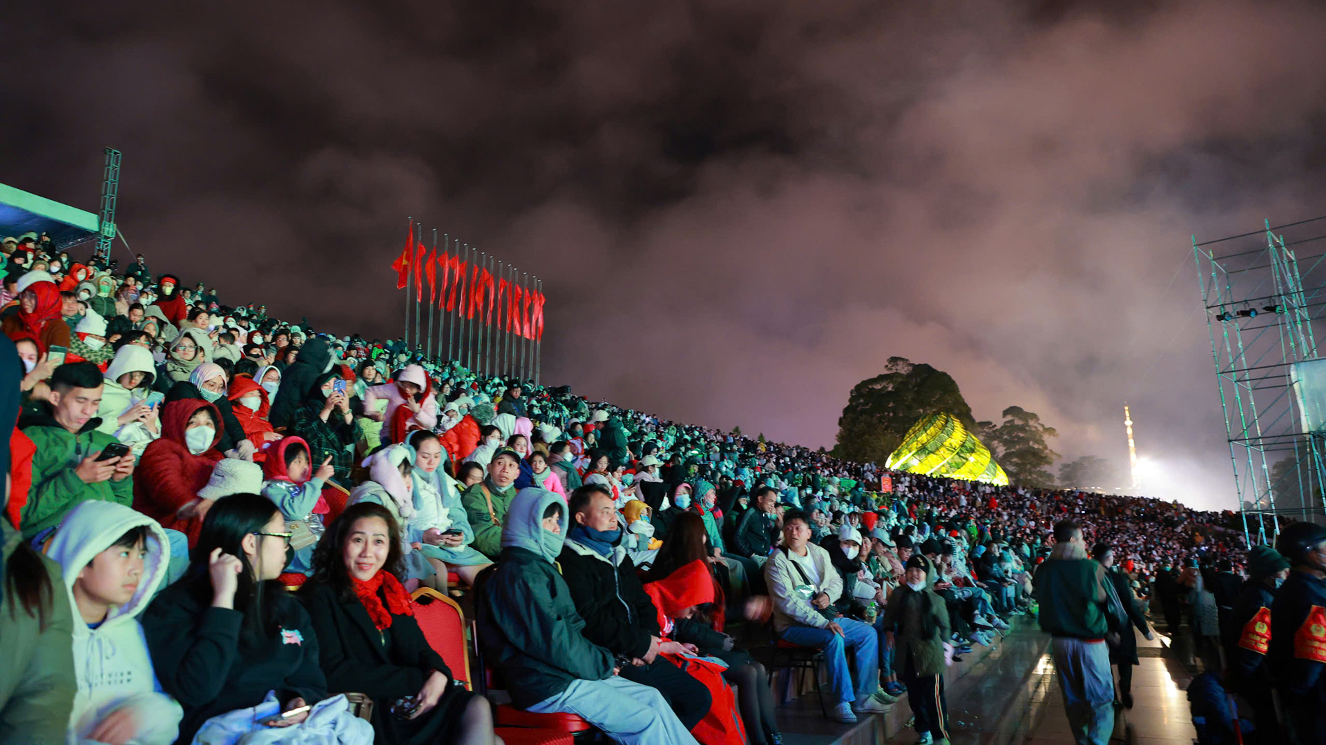 Đông đảo người dân và du khách tham dự Chương trình bế mạc Festival Hoa