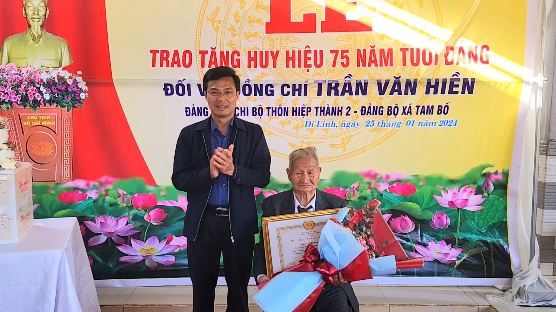 Di Linh: Trao tặng Huy hiệu 75 năm tuổi Đảng