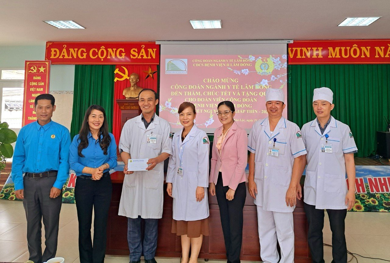 Công đoàn ngành Y tế Lâm Đồng thăm hỏi, tặng quà Tết cho đoàn viên
