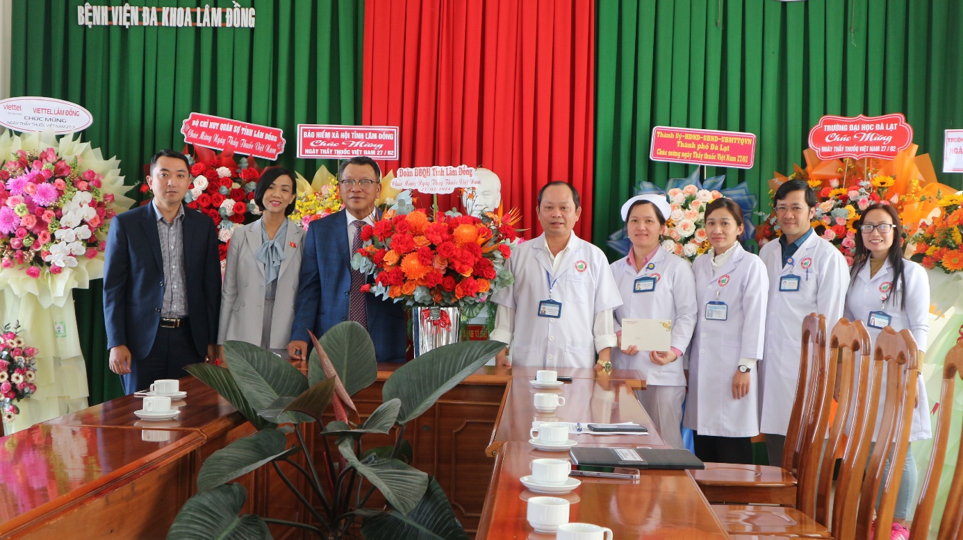 Đoàn ĐBQH Lâm Đồng chúc mừng các cơ sở y tế nhân Ngày Thầy thuốc Việt Nam