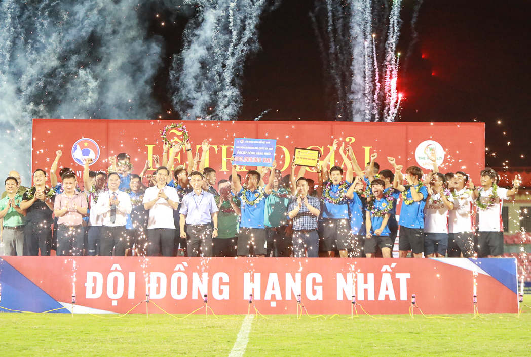 Hai đội bóng Trẻ TP Hồ Chí Minh và Định Hướng Phú Nhuận lên hạng Nhất