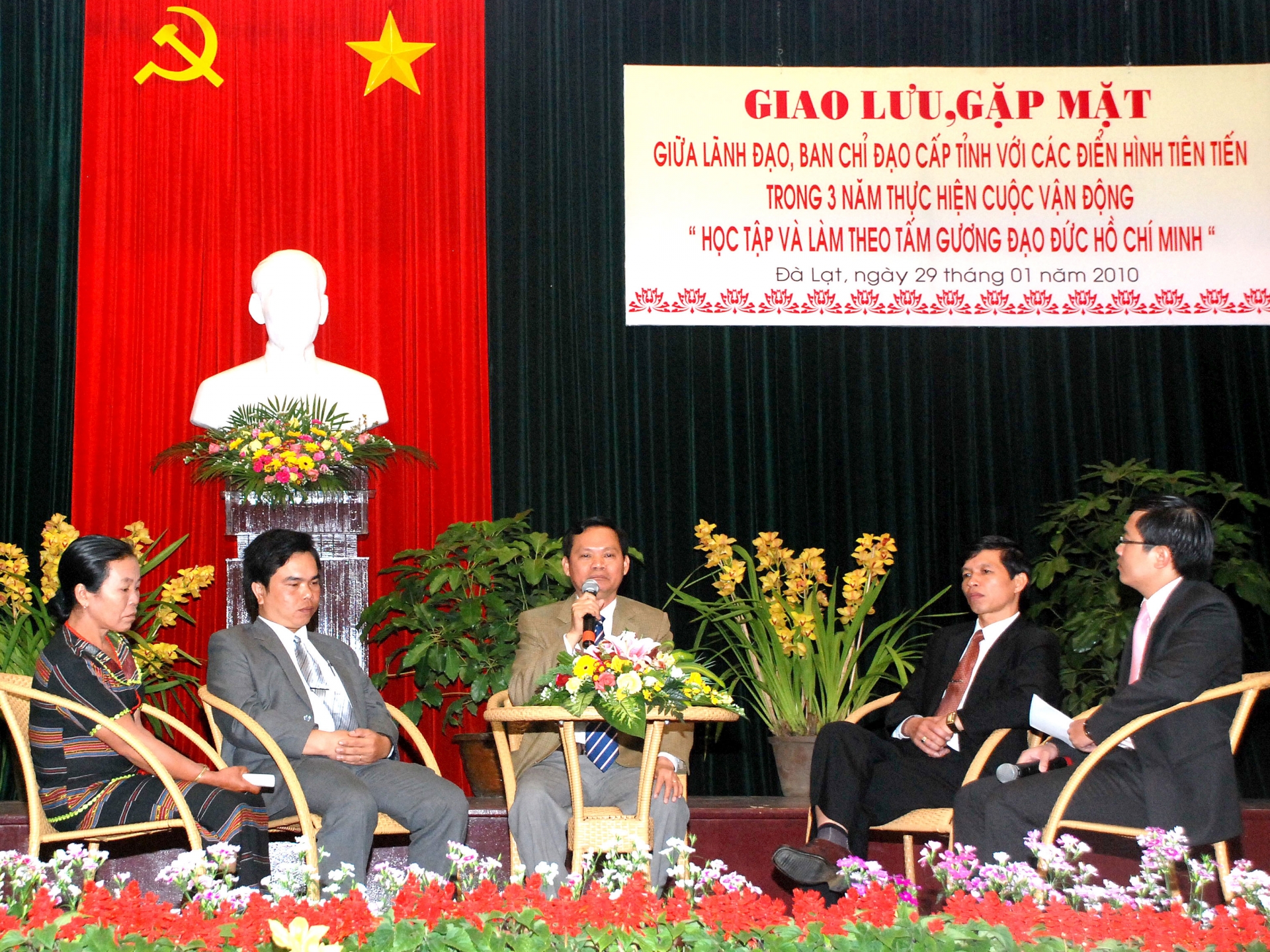 Đồng chí Huỳnh Phong Tranh - UV Trung ương Đảng, Bí thư Tỉnh ủy (Ngồi giữa) giao lưu với các điển hình tiến tiến.