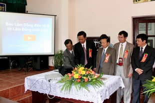 Đồng chí Huỳnh Phong Tranh - Bí thư Tỉnh ủy cùng đại diện lãnh đạo ban, ngành và Báo Lâm Đồng bấm nút khai trương trang tin Lâm đồng điện tử