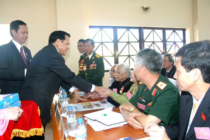 Đ/c Phạm Quang Nghi và đ/c Huỳnh Phong Tranh tặng quà các mẹ Việt Nam anh hùng.