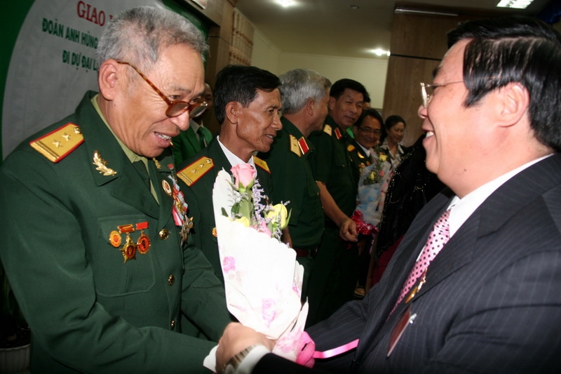 Đồng chí Huỳnh Đức Hòa, Chủ tịch UBND tỉnh Lâm Đồng tặng hoa cho các Anh hùng