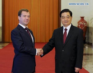 Tổng thống Nga Medvedev bắt tay Chủ tịch Trung Quốc Hồ Cẩm Đào.