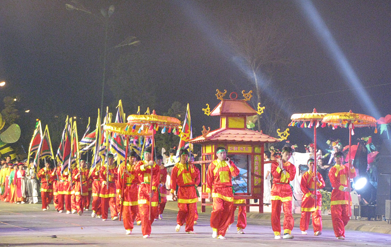 Cảnh sân khấu hóa dời đô về Thăng Long trong đêm khai mạc Festival hoa 2010