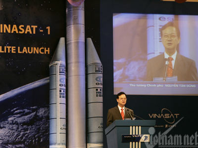 Thủ tướng Nguyễn Tấn Dũng trong ngày 19/4/2008 - ngày vệ tinh VINASAT chính thức vào vũ trụ. (Ảnh: Vietnamnet).