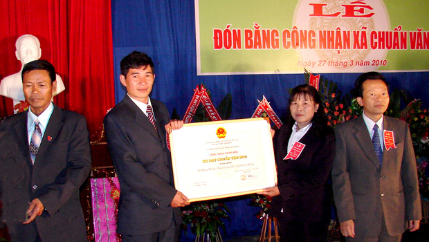 Đ/c Khuất Minh Phương - UVBTV, Trưởng Ban Tuyên giáo Tỉnh ủy (thứ nhất bên phải) trao Bằng công nhận xã hội văn hóa cho xã Đông Thanh.