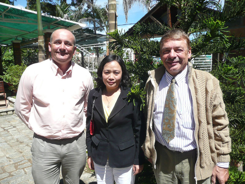 (Từ trái sang phải) Ông Paul Hall, cô giáo Nguyễn Thị Vy Vy và ông Theo Beerens. 
