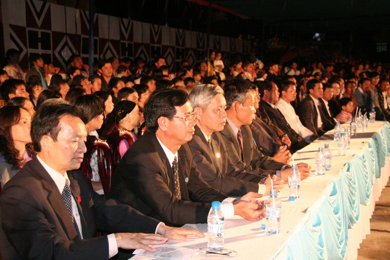 Đại diện lãnh đạo tỉnh Lâm Đồng dự khai mạc lễ hội.