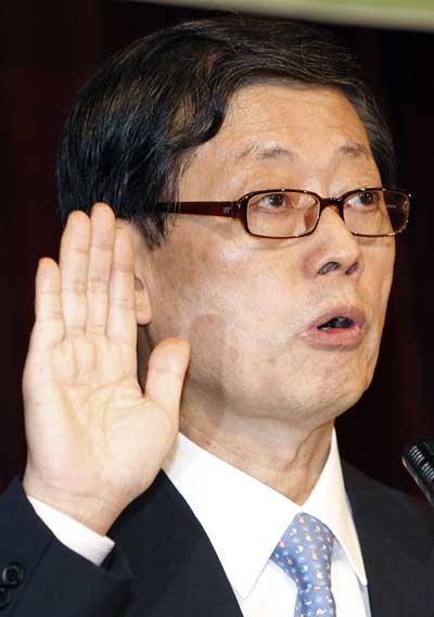 Ông Kim Hwang-sik tuyên thệ nhậm chức.