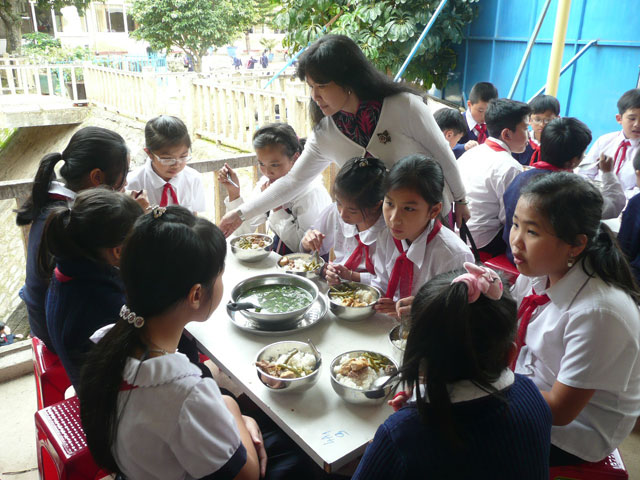 Tổ chức bữa ăn trưa cho học sinh bán trú tại trường Tiểu học Lê Quí Đôn - Đà Lạt.
