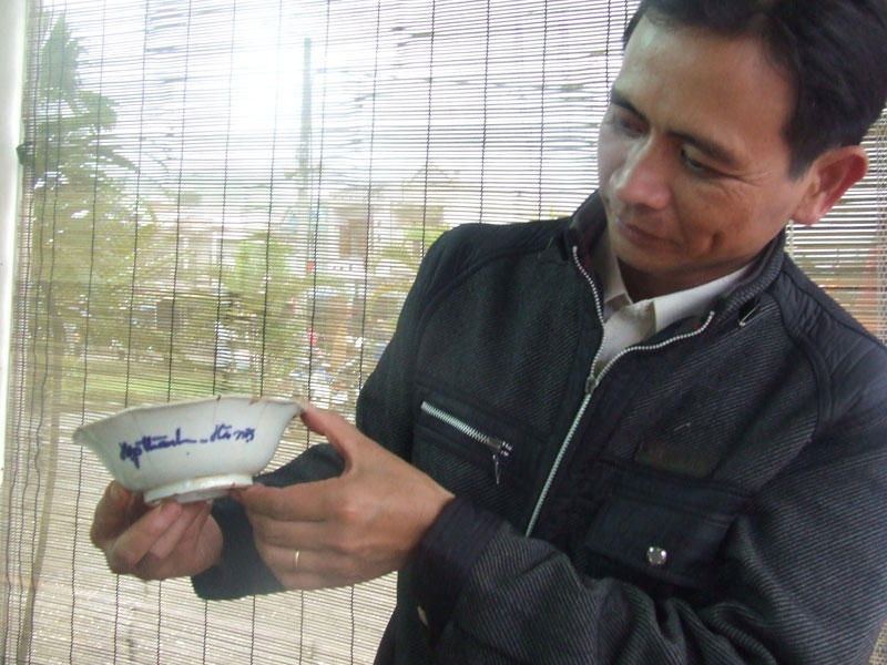 Anh Hợi nâng niu một kỷ vật bằng gốm còn in rõ chữ NGõ Thành Hà Hội.