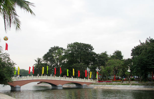 Khuôn viên hồ Bảy Mẫu, nơi đặt tượng Bác Hồ - Bác Tôn.